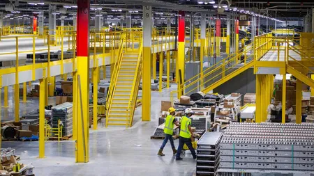 Amazon oferă bonusuri săptămânale pentru a ajunge la timp la muncă. De asemenea, bonusuri de 1.000 de lire pentru fiecare muncitor care se angajează în depozite