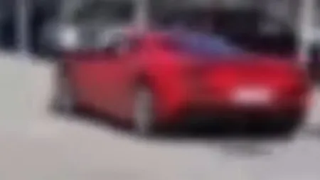 Un copil de 11 ani conduce un Ferrari pe o stradă publică. Imaginile au scandalizat întreaga ţară