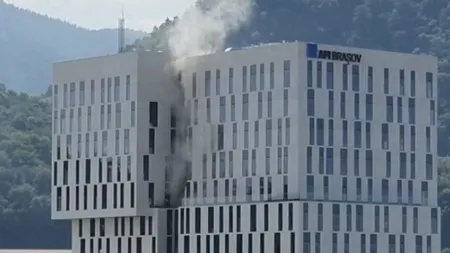 Incendiu la mall în Braşov. Pompierii intervin de urgenţă VIDEO