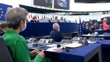Margrethe Vestager tricotează în Parlamentul European. Comisarul UE a fost filmat în timp ce asculta discursul şefei sale