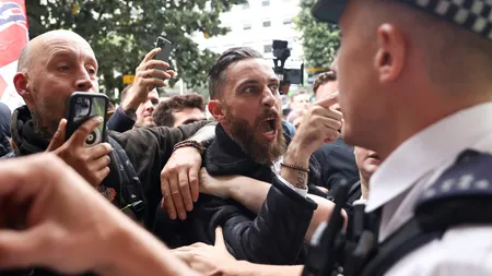 Violenţe la Londra, la protestul anti-vacciniştilor. Mai mulţi poliţişti au fost răniţi în altercaţii cu manifestanţii VIDEO