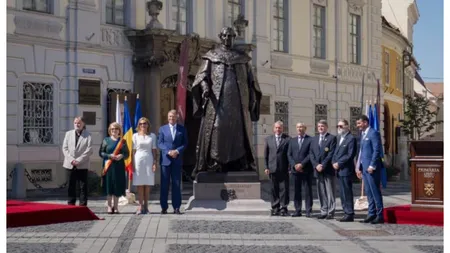 Protest la Sibiu. Oamenii cer retragerea statuii baronului Brukenthal din Piața Mare