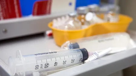 Doctorița acuzată că a vaccinat fictiv 10 fotbaliști și soțul ei, preşedintele clubului, au fost reținuți