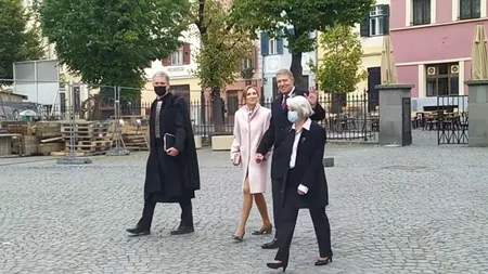Preşedintele Iohannis și soţia, surprinşi fără mască pe stradă, deși legea îi obligă să o poarte. VIDEO