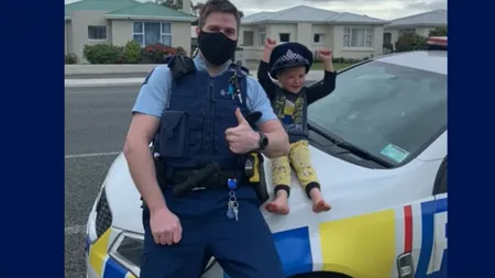 Un băiețel de patru ani a chemat poliția ca să le arate jucăriile. Reacția neașteptată a ofițerului VIDEO