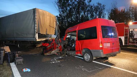 Microbuz înmatriculat în România, implicat într-un accident cumplit pe o autostradă din Ungaria. Cinci persoane au murit