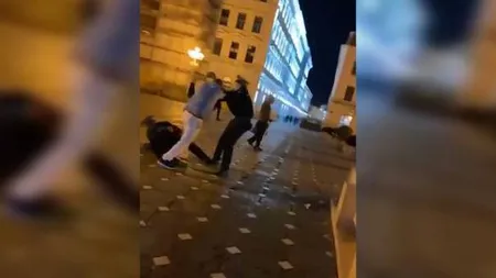Bătaie în Piaţa Victoriei din Timişoara. Un bărbat beat a agresat doi poliţişti care patrulau prin zonă