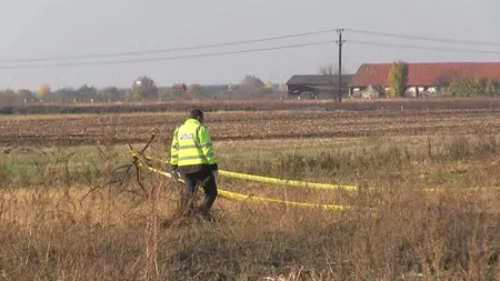 Cadavrul descoperit lângă cimitir în Arad aparţine unei fetiţe. Legiştii au stabilit că a fost ucisă, apoi incendiată