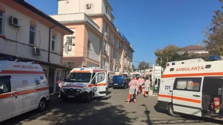 Coadă de ambulanţe la Spitalul de boli infecţioase din Iaşi. Unele au adus şi câte doi pacienţi COVID