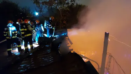 Incendiu de proporţii în Bucureşti. Au ars mai multe case în cartierul Vitan VIDEO