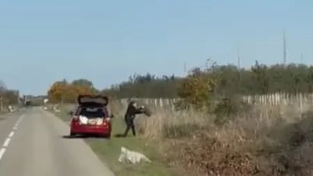 Gest revoltător! A aruncat saci cu gunoaie pe marginea şoselei. Totul a fost filmat - VIDEO