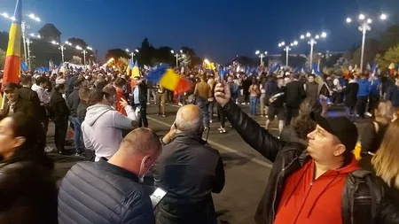 Un nou protest în Capitală. Oamenii îşi strigă în ploaie nemulţumirile legate de creşterea preţurilor!