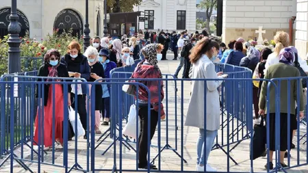 Pelerinii nu se mai înghesuie la racla cu moaştele Sfintei Parascheva. Numărul acestora, la jumătate faţă de anii trecuţi