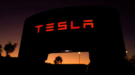 Tesla a spart barierele şi a trecut de o capitalizare de 1.000 de miliarde de dolari. Compania lui Elon Musk a primit o comandă record, de 100.000 de maşini, de la Hertz