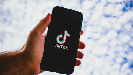 Ticurile provocate de TikTok afectează tot mai mulţi tineri. Specialiştii trag un semnal de alarmă