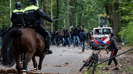 Ultraşii CSA Steaua, bătaie crâncenă cu poliţia în Olanda. IMAGINI ŞOCANTE 