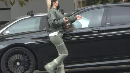Viviana, soția lui Mirel Rădoi, a blocat strada cu un BMW de150.000 de euro lăsat pe avarii. A stat o oră la salon!