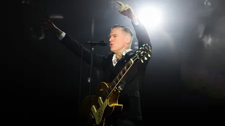 Bryan Adams s-a infectat cu Covid-19 a doua oară într-o lună. Artistul este vaccinat cu schema completă