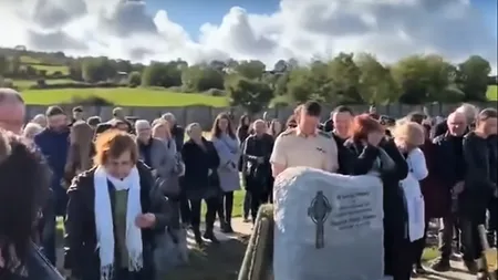 Întâmplare incredibilă la înmormântarea unui bărbat. Cei prezenți au izbucnit în râs în timp ce sicriul era coborât în groapă: 