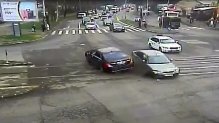 Accident terifiant în Timişoara. Trei persoane au fost rănite şi mai multe maşini distruse. Imagini şocante VIDEO