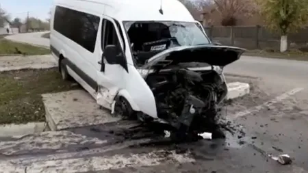 Accident grav în Olt! Un microbuz a intrat într-un cap de pod, sunt ZECE victime