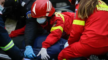 Un bărbat a murit în timp ce îşi ducea fiul decedat acasă. Tragedie pe o şosea din Lugoj
