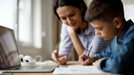 Zile libere plătite pentru părinții elevilor care fac cursuri online ca urmare a menţinerii şcolii în online din cauza profesorilor vaccinați