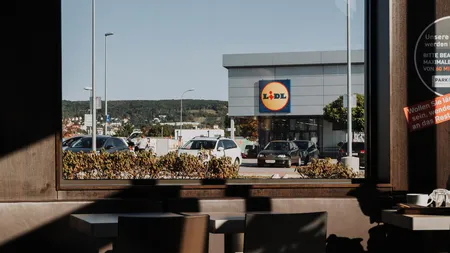 Incredibil! Cât câştigă un casier la LIDL în Marea Britanie! Lanţul de supermarketuri tocmai a majorat salariile! In România nici IT-iştii nu iau atâţia bani pe lună