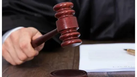 Primar condamnat la închisoare pentru că şi-a dat ilegal prime. Edilul se afla la al optulea mandat