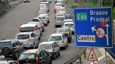 Aglomeraţie pe Valea Prahovei. Coloane de maşini între staţiuni în minivacanţa de 1 Decembrie
