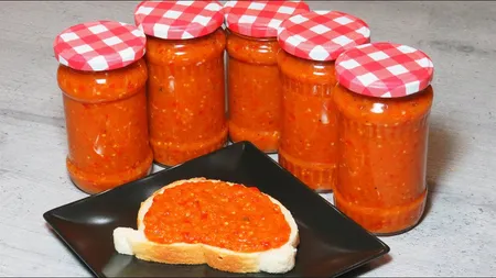 Zacusca pentru leneşi: Nu trebuie să coci vinete şi ardei. O reţetă delicioasă, gata în cel mult o oră