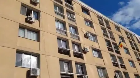 Vasluianul infectat cu Omicron nu este lăsat de vecini nici să deschidă geamul, deși stă la etaj. Cum îl verifică polițiștii