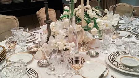 Cum aranjăm masa de Revelion. Reguli de bază pentru un decor elegant şi rafinat, care să accentueze atmosfera de sărbătoare