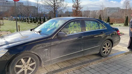 Maşina Ambasadei SUA şi cea a ambasadorului Japoniei, vandalizate de protestatari în curtea Parlamentului. Protestatarii au scris mesaje cu spray: Hoţi! Asasini!