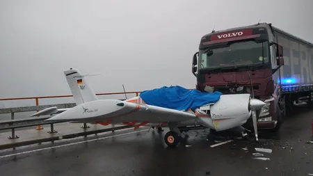 Un şofer român a intrat cu TIR-ul într-un avion VIDEO