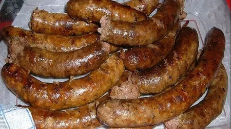 Rețetă de Crăciun. Cum prepari cei mai gustoși și fragezi cârnați de casă. Secretul pe care orice gospodină iscusită îl știe și reușește să dea savoare preparatului!