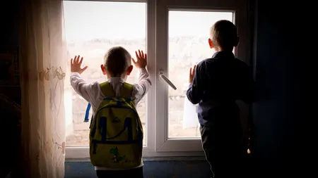 Drama unei familii din Iaşi, în prag de sărbători. Sacrificiile făcute de mama bolnavă pentru copii: 