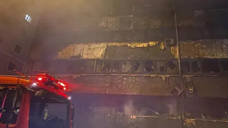 Băiatul de 15 ani care a incendiat un bloc şi 37 de maşini spune că a dat foc unor recipiente în care nu ştia ce se află