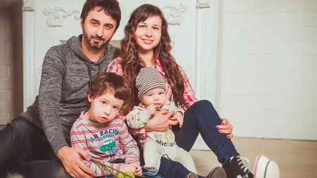 Părinţii vaccinaţi, care au copii infectați cu COVID, mai mari de de șapte ani, ar putea primi concediu plătit. Anunțul făcut de USR!