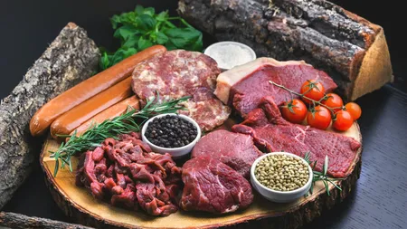 Ce să evităm să mâncăm la masa de Revelion. Iată alimentele cu cele mai multe E-uri