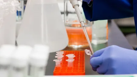 Cum pot contribui anticorpii monoclonali la reducerea riscurilor asociate infecției cu COVID-19 la pacienții care au imunitate scăzută