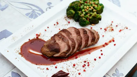Idei de mâncăruri pentru noaptea de Revelion. Cum faci cel mai gustos mușchi de porc cu sos de mere și legume