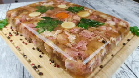 Greșeala uriașă pe care toate gospodinele o fac când gătesc piftia. Iată secretul pentru a avea un preparat perfect!