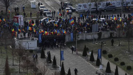 Doi participanţi la protestul anti-certificat COVID de la Parlament, reţinuţi pentru vandalizarea maşinilor şi forţarea intrării în instituţie