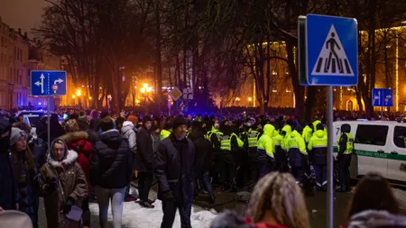 Mii de manifestanţi în Letonia, în plină stare de urgenţă. Oamenii s-au bătut cu poliţia şi au ameninţat că vor prelua puterea VIDEO