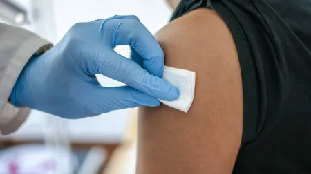 Vaccinare obligatorie pentru medici şi poliţişti în Cehia