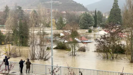 Inundaţii devastatoare şi alunecări de teren, în nordul Spaniei. O femeie de 49 de ani a murit în maşină, strivită de un acoperiş