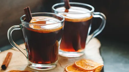De ce e bine să bei vin fiert. Cinci beneficii pentru sănătate. Cui îi este interzisă această băutură