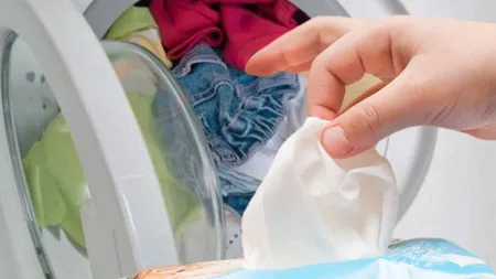 Trucul genial care îţi scoate rufele impecabile din maşina de spălat. Ce trebuie să pui în cuvă pentru efecte garantate!