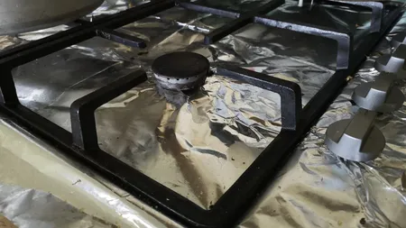 Greșeala pe care orice gospodină o face în bucătărie! De ce e interzis să pui folie de aluminiu pe aragaz!